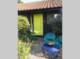 The Yellow Door Whitstable - Peaceful retreat close to beach，位于惠茨特布尔的海滩酒店