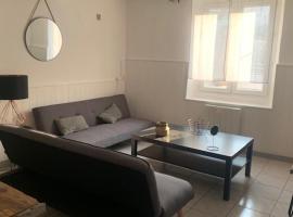 Appartement sur cour, en rez de chaussée, CLIM，位于弗代纳的酒店