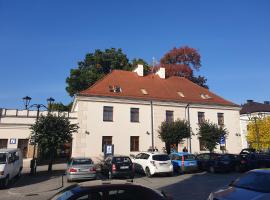 HOTEL POD DĘBEM w Szydłowcu，位于希德沃维茨的酒店