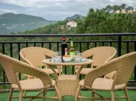 The Mystic Mountain Kasauli I Serviced Villa I Open Air Lawn & Roof top I Bonfire I Nature Walk I Memorable I By Exotic Stays