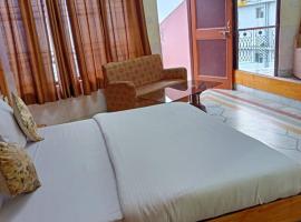 HOTEL HIMALYAN PARADISE，位于麦罗肯机Kangra Airport - DHM附近的酒店