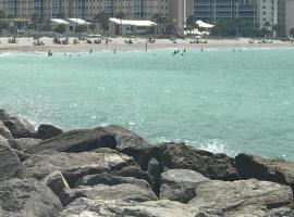 Beach Front San Marco 2 bedroom condo Venice Florida，位于威尼斯的酒店