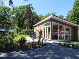 Modern chalet with AC, located at a playground，位于洪德洛的酒店