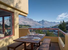 Magnificent Apartment with Great Views!，位于皇后镇Queenstown Hill附近的酒店