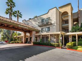 Comfort Inn & Suites Orange County John Wayne Airport，位于圣安娜的酒店