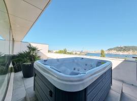 River Town View - Luxury Apartment with Jacuzzi on Terrace，位于维亚纳堡的豪华酒店