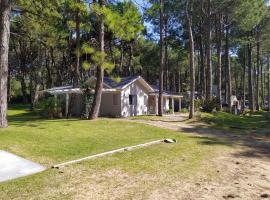 Pinamar Norte Casa Aquiles 8 pax，位于皮纳马尔的酒店