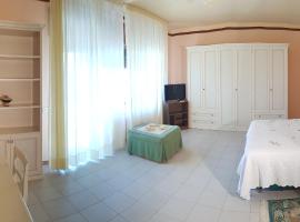 Stylish Apt TERINA - Le Lincelle, Lamezia - bright, spacious, elegant and with terrace，位于圣欧费米亚拉默齐亚的酒店