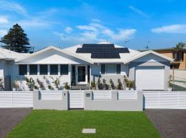 Entire Residential Home - Lake Illawarra And Beachside Home Sleeps 12，位于Lake Illawarra的酒店