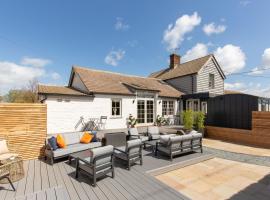 The Railway Hotel by Barefoot Retreats，位于伯纳姆马基特的酒店