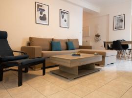 Spacious apartment close to the sea and the city center，位于雅典National Opera of Greece - SNFCC附近的酒店