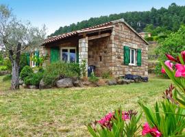 Stone cottage with shared pool, Chambonas，位于Chambonas的酒店