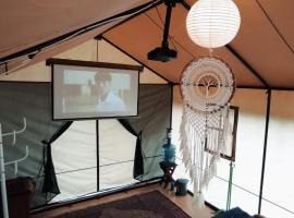 Riverman Glamping，位于茂物的酒店