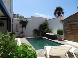 Maison Le Clos Neraud avec piscine et SPA，位于圣马丹德雷的酒店