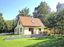 Detached cottage, fenced, by the lake in Wilkasy，位于维尔卡瑟的酒店