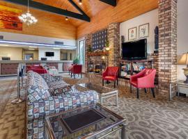 Quality Inn & Suites Escanaba North，位于埃斯卡诺巴的酒店