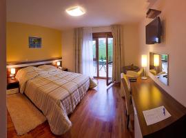 Deluxe Hotel with Swimming Pool，位于拉科维察的酒店