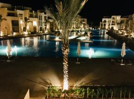 Mangroovy - Elgouna Authentic Designer shared home 2 BDR each with private bathroom for Kitesurfers with Pool View & Beach Access，位于赫尔格达的民宿