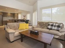 Northview 2 - Modern 2BR Townhouse l Lake View l Central Location l Spa Bath l WiFi