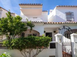 A cozy and elegant townhouse across the beach，位于托雷德本纳贾尔邦的别墅