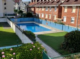 Apartamento con piscina y WIFI a 100 metros de la playa en Somo，位于擞莫的带泳池的酒店