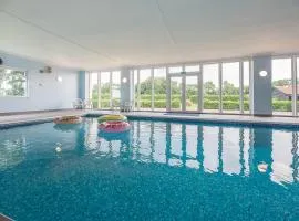 Grove Farm Bungalow with swimming pool, Dallinghoo