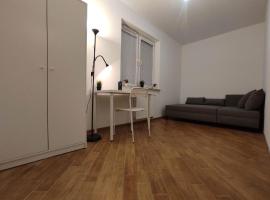 Nice room with 2 shared bathrooms ,WC , 2km to old town -100m from Metro Szwedzka，位于华沙的露营地