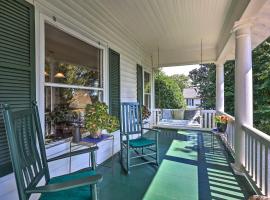 Lush Elkin Home with Porch Views and Pool Table，位于Elkin的低价酒店