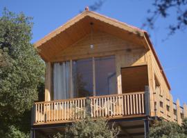 Ajloun Wooden Huts اكواخ عجلون الخشبية Live amid nature，位于Umm al Manābī‘的度假园