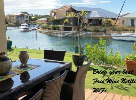 Sandpiper Island Tranquil Waterfront Views & Jetty，位于Wannanup的酒店