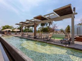 Ramada by Wyndham Acapulco Hotel & Suites，位于阿卡普尔科的酒店