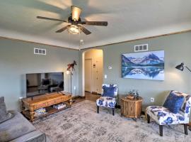 Comfy and Cozy Kalispell Home Walk to Downtown，位于卡利斯佩尔的度假屋