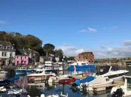 Sunny Corner, Padstow. Spacious 3 bedrooms, 2.5 bathrooms, parking, garden.