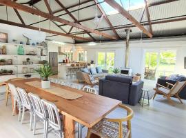 Rock Davis Luxury Beachouse - 100mtrs to Beach，位于Patonga的带按摩浴缸的酒店