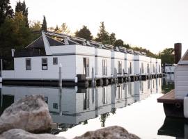 The Sea Lodges Portoroz - Bootshaus Floating Sea House，位于波尔托罗的酒店