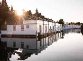 The Sea Lodges Portoroz - Bootshaus Floating Sea House，位于波尔托罗的酒店