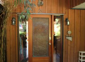 Five Elements Lodge B&B with Outdoor Spa，位于Fernwood的酒店