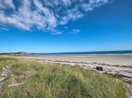Waterfront Kennebunk Retreat on Private Beach，位于肯纳邦克的酒店