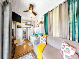 Chimney Rock Tiny Home，位于峡谷湖的酒店