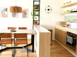 Stylish Apartment by River with Pool & Grill，位于奥利沃斯的酒店