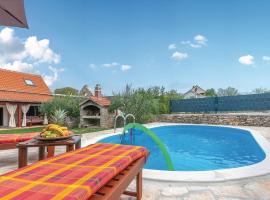 Lovely Home In Oklaj With Outdoor Swimming Pool，位于Oklaj的带泳池的酒店