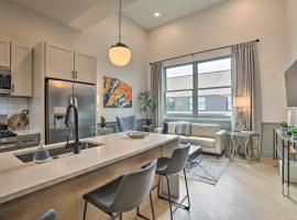 Modern Downtown Birmingham Condo with Rooftop Access，位于伯明翰的酒店