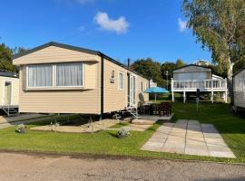 51 Lytchett Bay View, 3 bed, Rockley Park Poole，位于浦耳的酒店