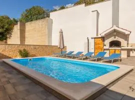 3 Bedroom Lovely Home In Makarska