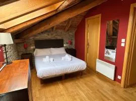 Casa de poble acollidora,amb llar de foc,