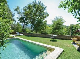 Stunning home in Menerbes with 1 Bedrooms, WiFi and Outdoor swimming pool，位于梅内尔伯的酒店