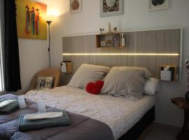 Philippe & Marie, A louer Petite Chambre chez l'habitant avec terrasse dans Villa, au pied du Luberon，位于屈屈龙的酒店