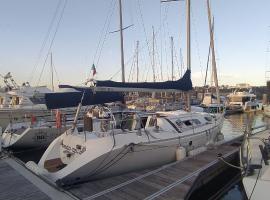 Yatch Barracuda Douro Marina Boat Sleep Experience，位于加亚新城的船屋
