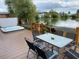 Indulgence Lakeside Lodge i2 with hot tub, private fishing peg situated at Tattershall Lakes Country Park，位于塔特舍尔的公寓