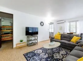 Huge Porch House in Rainforest 15 min from Beach